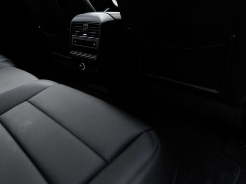Certified 2024 Porsche Cayenne AWD/4WD image 33