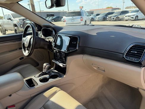 Used 2020 Jeep Grand Cherokee Overland RWD image 18