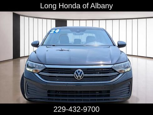 Used 2024 Volkswagen Jetta SE FWD image 2