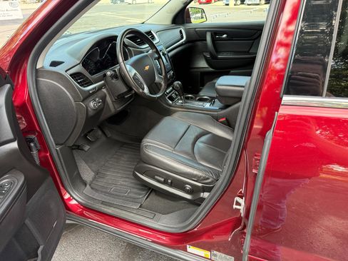 Used 2017 Chevrolet Traverse LT FWD image 2