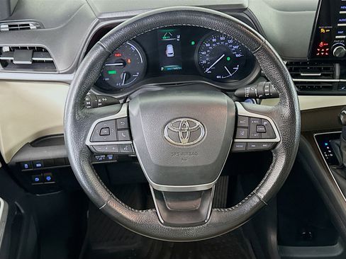 Used 2021 Toyota Sienna XLE image 18