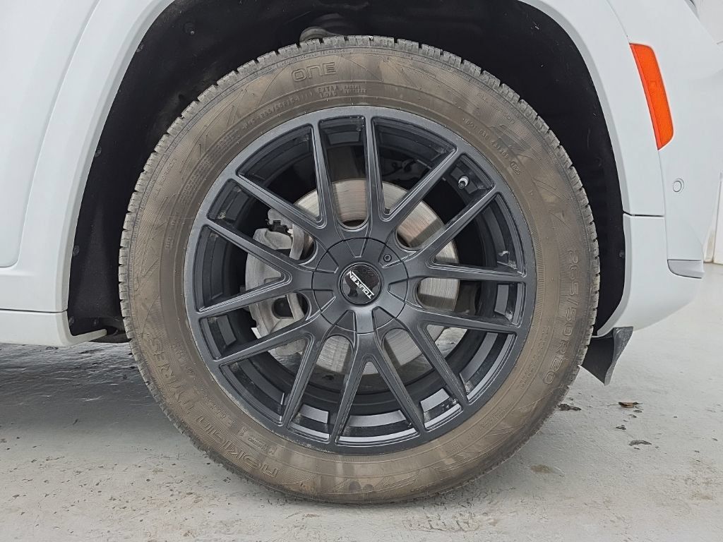 Used 2024 Jeep Grand Cherokee L Summit AWD/4WD image 19