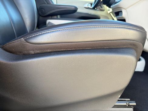 Used 2023 Chrysler Pacifica Touring-L FWD image 28