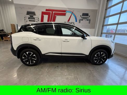 Used 2025 Nissan Kicks SR FWD image 2