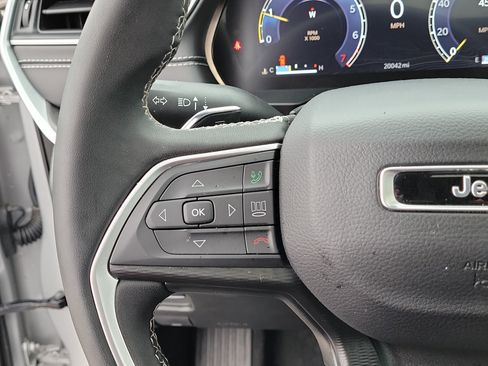 Used 2024 Jeep Grand Cherokee Laredo X image 23