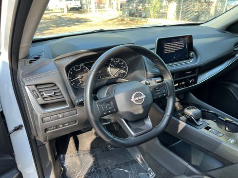 Used 2025 Nissan Rogue SV FWD image 32