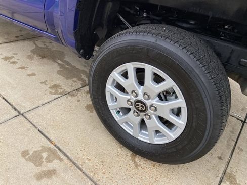 Used 2025 Toyota Tacoma SR5 AWD/4WD image 30