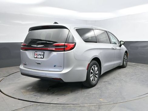 Used 2024 Chrysler Pacifica Limited FWD image 9
