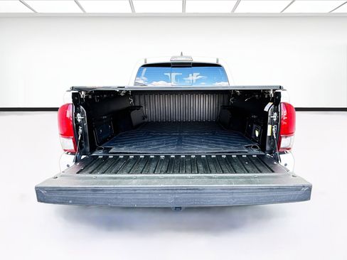 Used 2018 Toyota Tacoma TRD Off-Road w/ Technology Package image 16