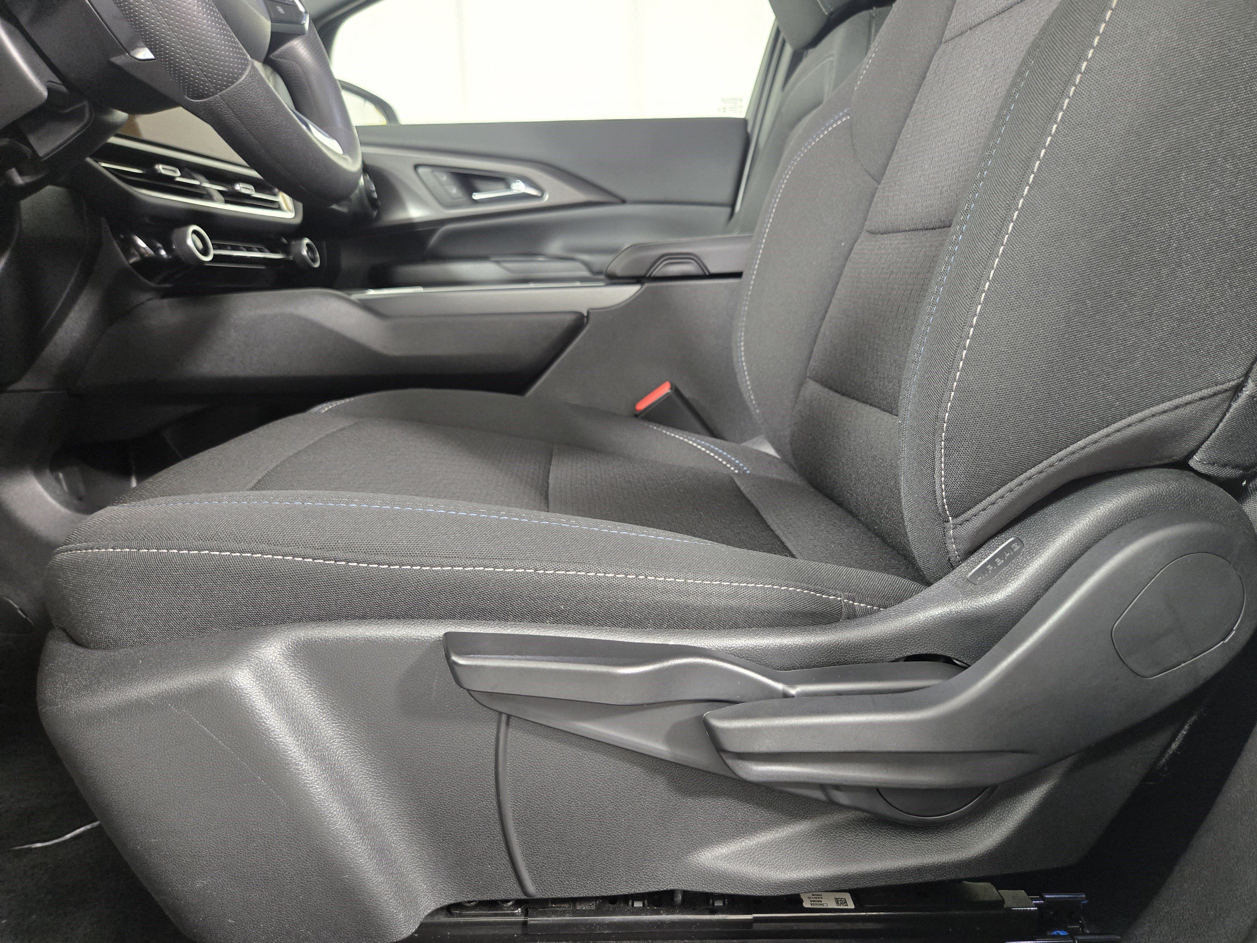 Certified 2025 Chevrolet Equinox EV LT FWD image 30
