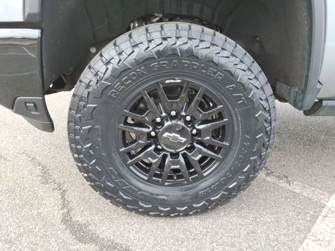 Used 2024 Chevrolet Silverado 2500 ZR2 w/ Technology Package image 10