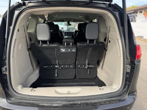 Used 2019 Chrysler Pacifica Touring-L image 10