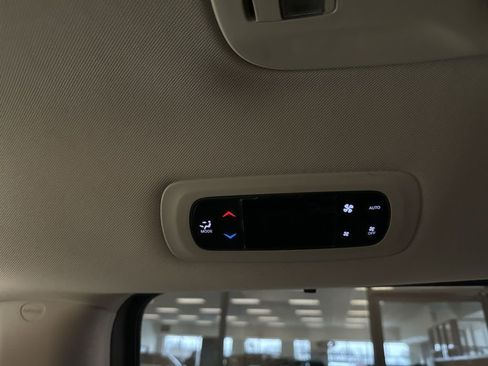 Used 2023 Chrysler Pacifica Touring-L FWD image 15