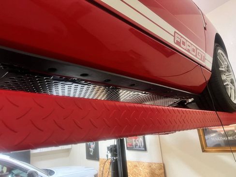 Used 2005 Ford GT RWD image 30