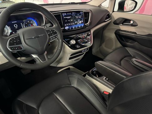 Used 2023 Chrysler Pacifica Touring-L FWD image 18
