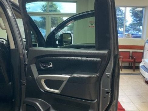 Used 2017 Nissan Titan PRO-4X w/ Pro-4x Convenience Package AWD/4WD image 17