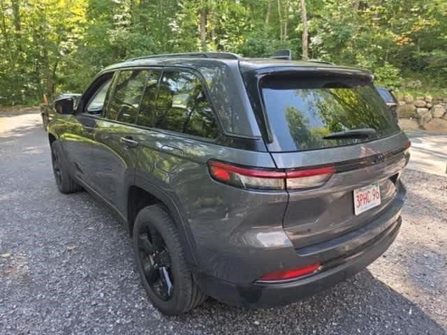 Used 2023 Jeep Grand Cherokee Limited w/ Black Appearance Package AWD/4WD image 4