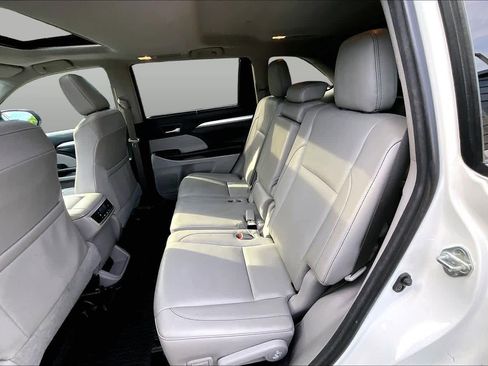 Used 2018 Toyota Highlander XLE AWD/4WD image 20