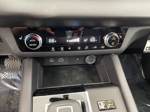 New 2025 Mitsubishi Outlander SE image 14