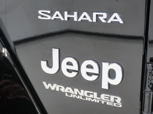 Used 2022 Jeep Wrangler Unlimited Sahara AWD/4WD image 9