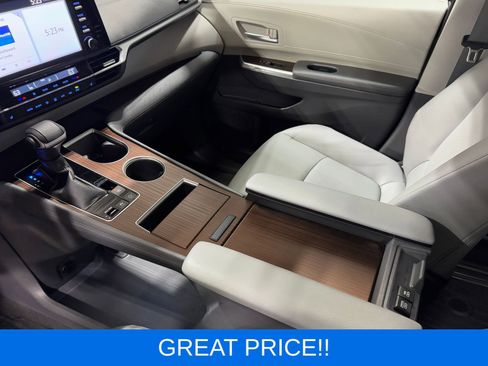 Used 2023 Toyota Sienna XLE FWD image 16