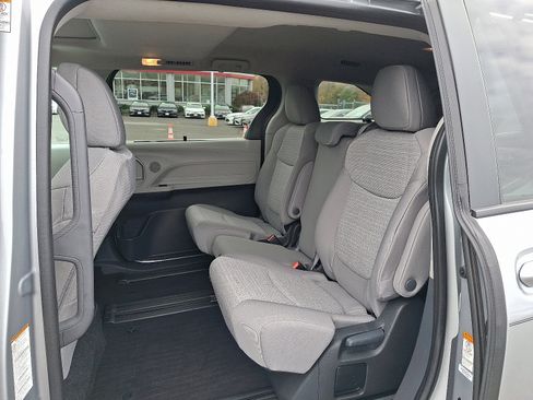 Used 2024 Toyota Sienna LE image 11