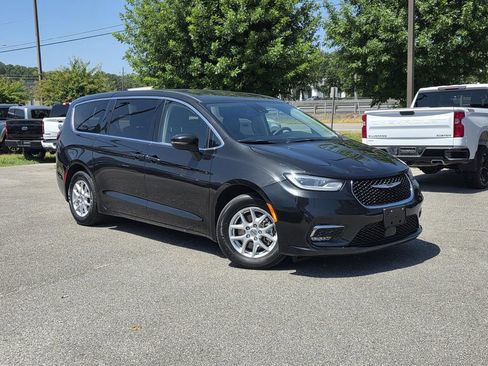 Used 2023 Chrysler Pacifica Touring-L FWD image 2