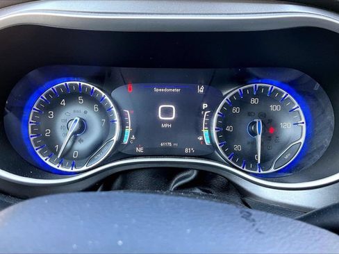 Used 2024 Chrysler Pacifica Touring-L FWD image 9