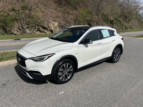 Used 2017 INFINITI QX30 Premium w/ Navigation Package image 2