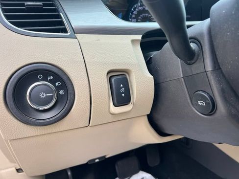 Used 2017 Ford Taurus SEL w/ Equipment Group 201A FWD image 21