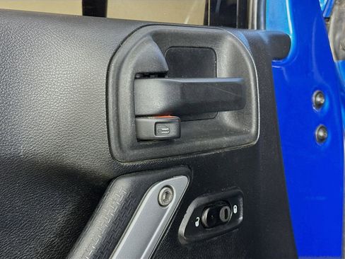 Used 2015 Jeep Wrangler Unlimited Rubicon w/ Connectivity Group image 18