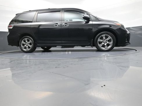 Certified 2019 Toyota Sienna SE w/ SE Preferred Package AWD/4WD image 32