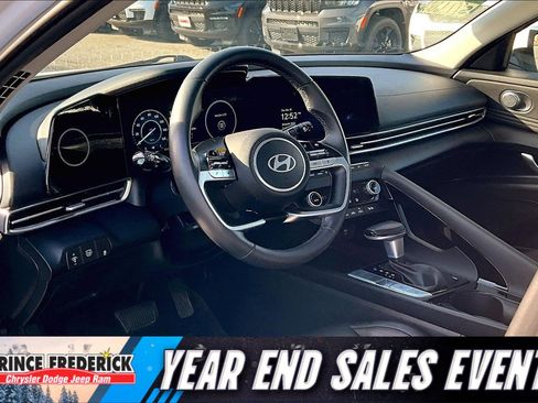 Used 2025 Hyundai Elantra Limited image 12