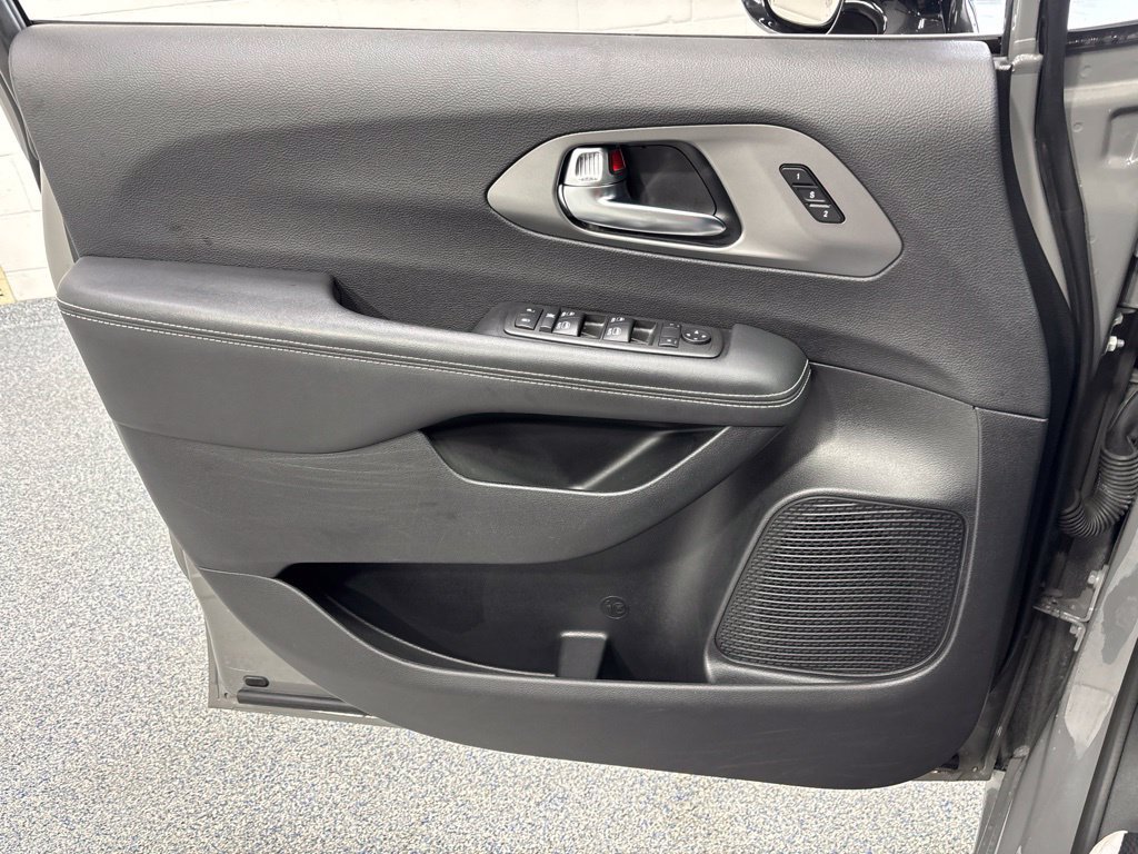 Used 2025 Chrysler Pacifica Select FWD image 36
