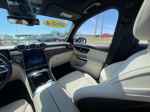 Used 2024 Mercedes-Benz GLC 300 4MATIC image 23