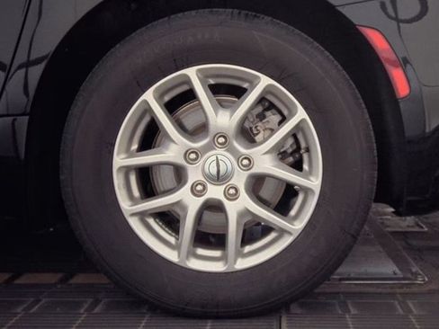 Used 2024 Chrysler Pacifica Touring-L FWD image 8
