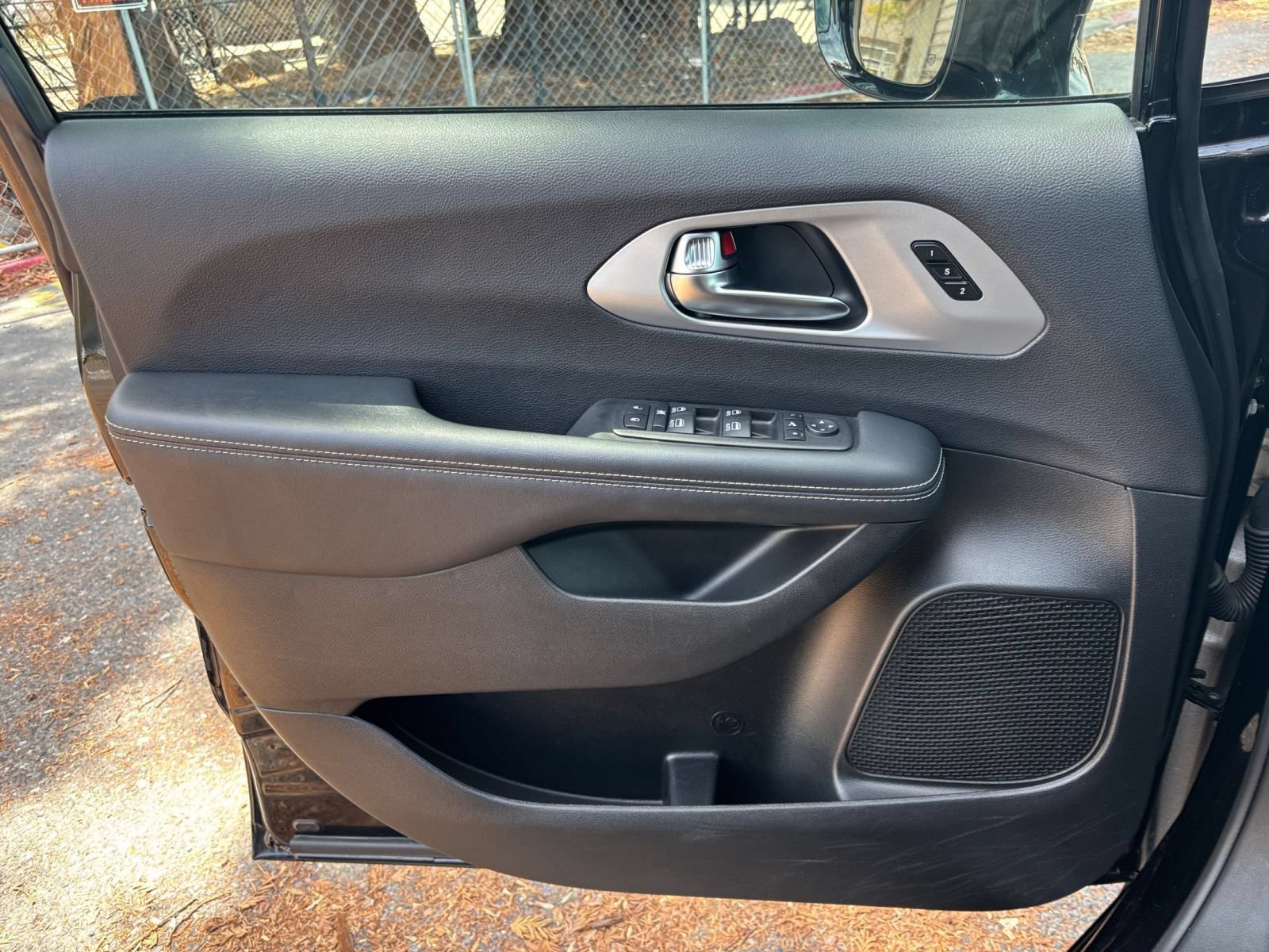 Used 2025 Chrysler Pacifica Limited FWD image 18