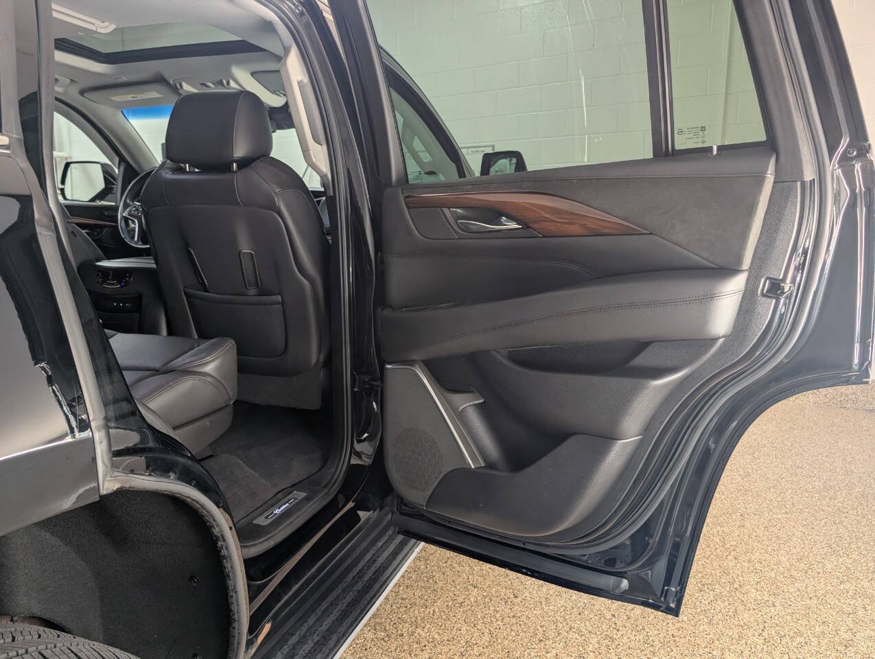 Used 2018 Cadillac Escalade Premium Luxury AWD/4WD image 20