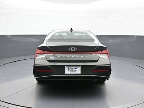 Certified 2025 Hyundai Elantra SE FWD image 7
