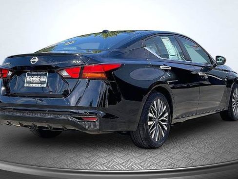 Used 2024 Nissan Altima 2.5 SV FWD image 2