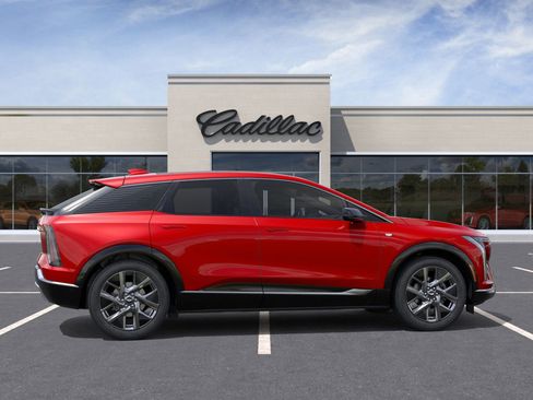 New 2025 Cadillac Optiq Luxury 1 image 34