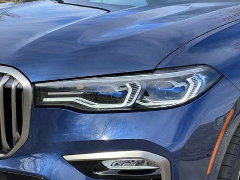 Used 2021 BMW X7 M50i image 7