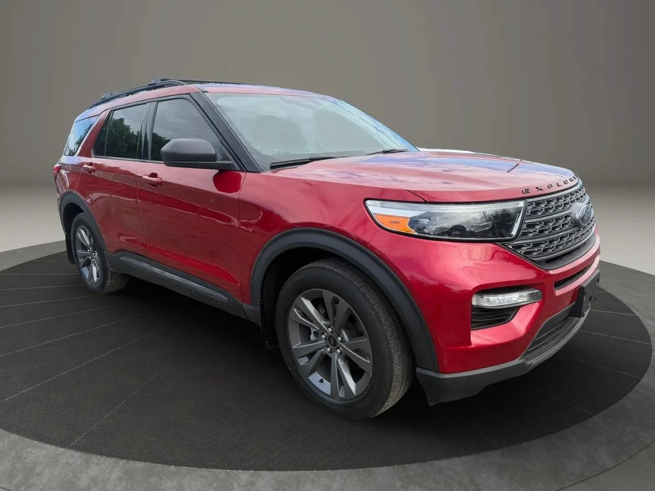 Used 2021 Ford Explorer XLT w/ Equipment Group 202A AWD/4WD image 3