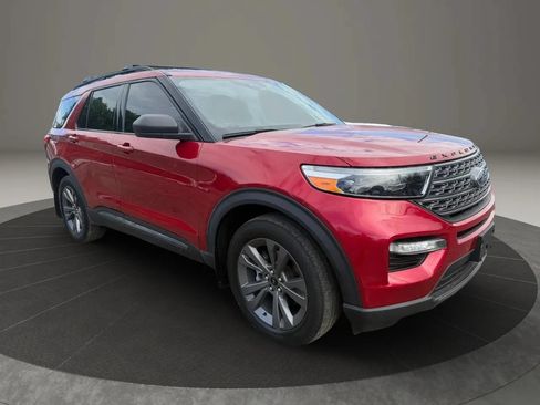 Used 2021 Ford Explorer XLT w/ Equipment Group 202A AWD/4WD image 3