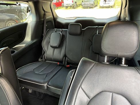 Used 2019 Chrysler Pacifica Limited w/ S Appearance Package FWD image 23