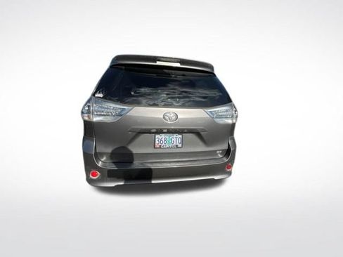 Used 2017 Toyota Sienna SE Premium FWD image 6