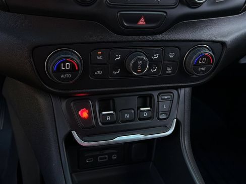 Used 2019 GMC Terrain SLT FWD image 19
