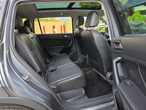 Certified 2022 Volkswagen Tiguan SE w/ Panoramic Sunroof Package AWD/4WD image 27