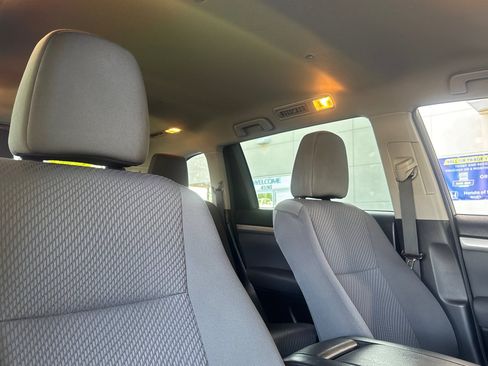 Used 2017 Toyota Highlander LE FWD image 29