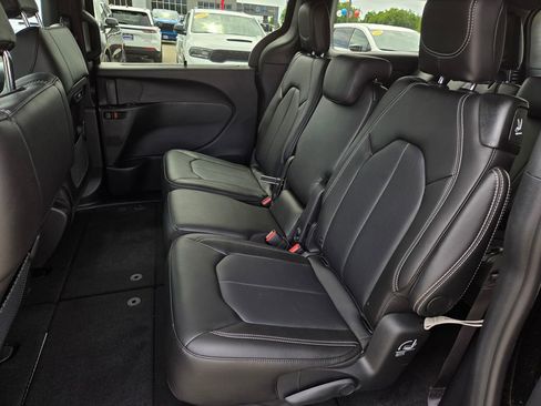 New 2026 Chrysler Pacifica Select image 4